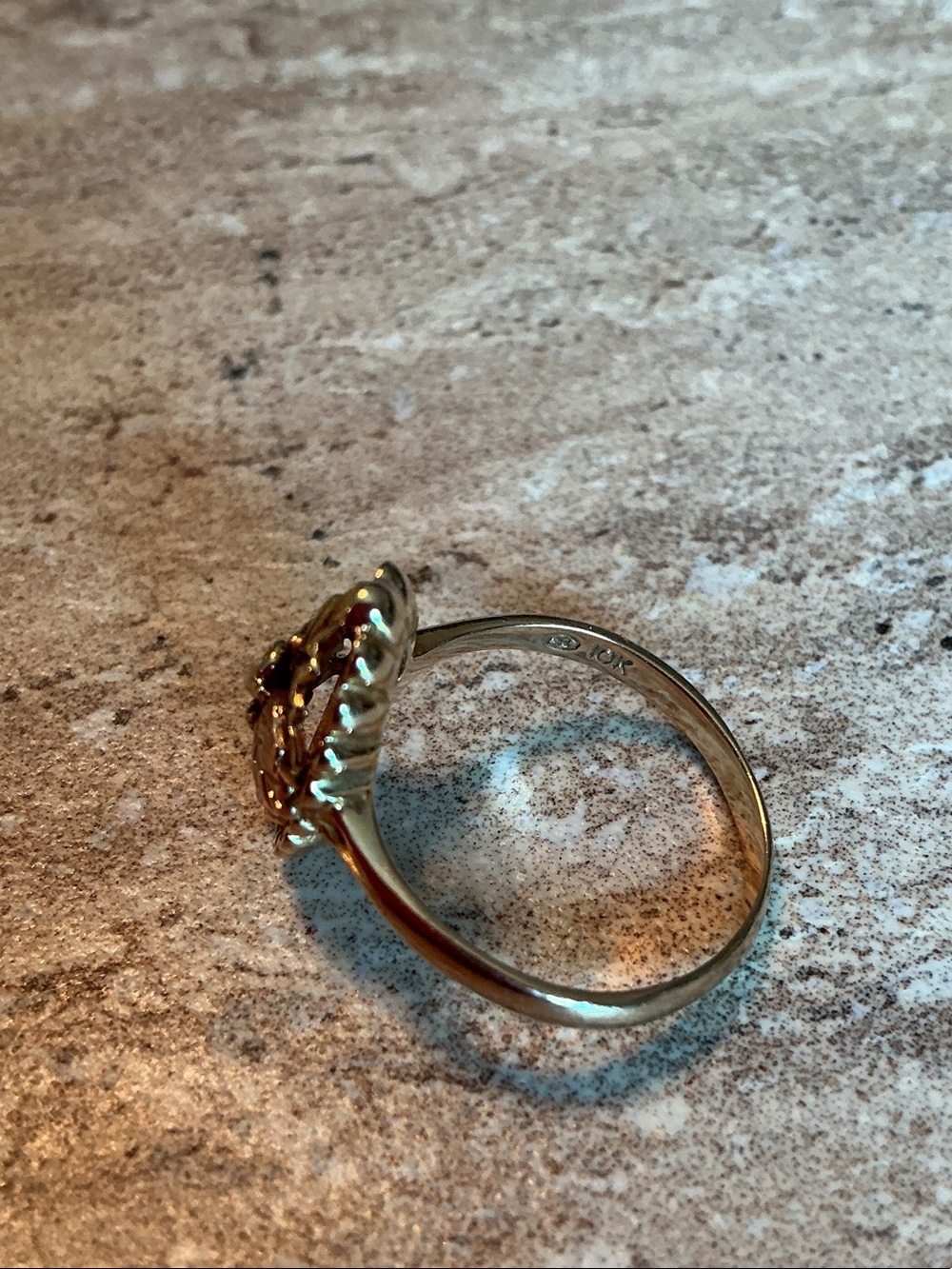 Vintage 10k Tri-Tone black hills gold leaf motif statement ring - Picture 3 of 3